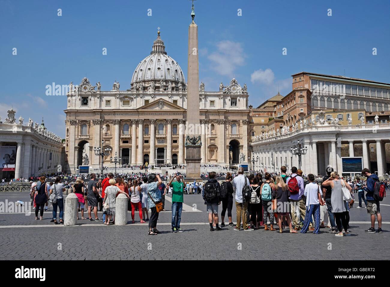 Touristen, Basilica di San Pietro, St. Peter Basilika, Basilika, Piazza di San Pietro, St Peter Square, St Peter, Square, Vatikan Stockfoto