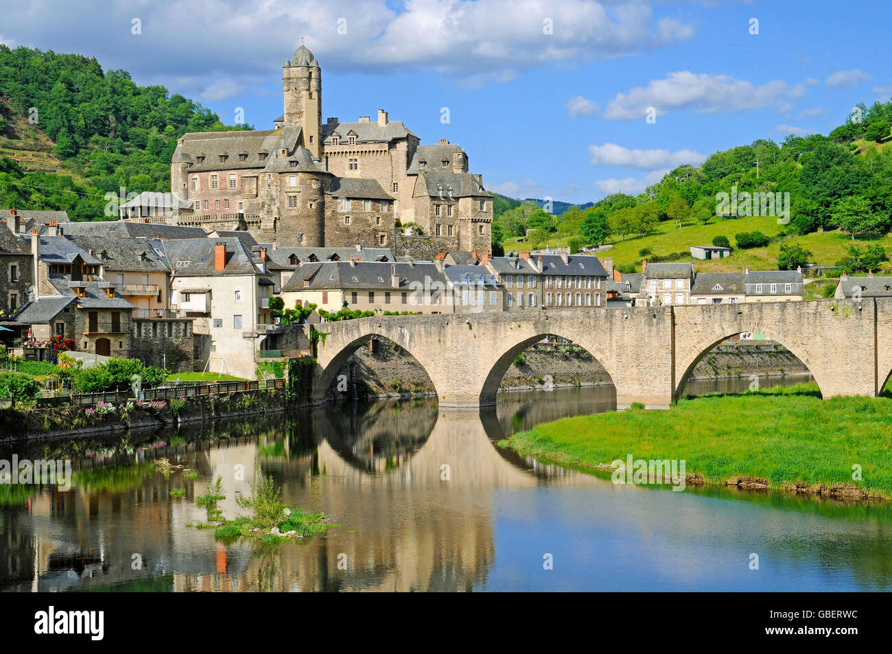 Pont Sur le Lot, Fluss Lot, Blick auf Schloss d ' Estaing, 15. Jahrhundert, Estaing, Way of St. James, Departement Aveyron, Midi-Pyrenäen, Frankreich Stockfoto