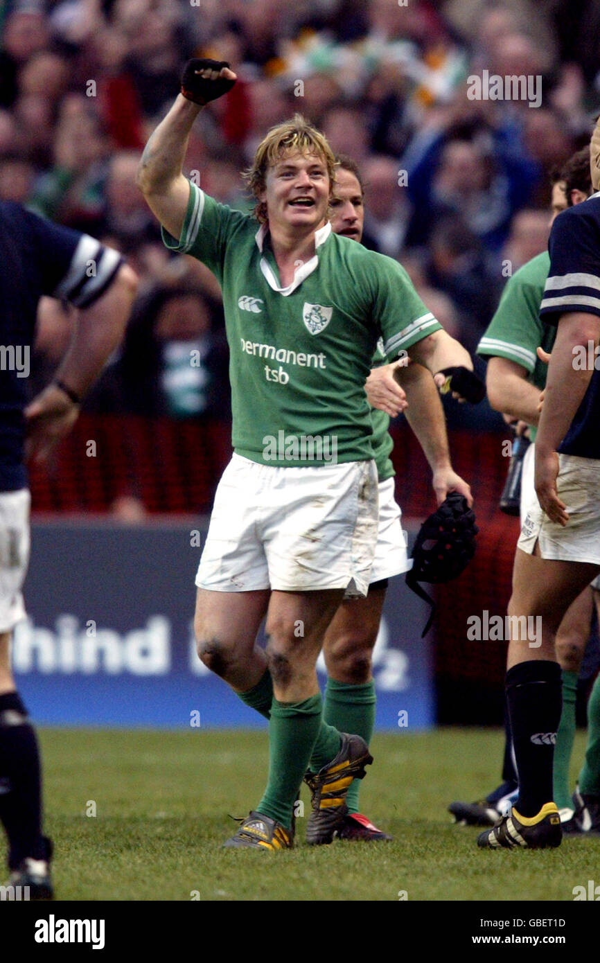 Rugby Union - The RBS Six Nations Championship - Irland - Schottland. Der irische Brian O'Driscoll feiert den Gewinn der Triple Crown beim Schlusspfiff. Stockfoto