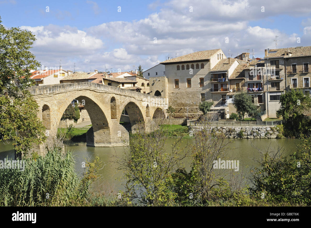 Puente Romanica, Fluss Arga, Way of St. James, Puente la Reina, Navarra, Spanien / römische Brücke Stockfoto