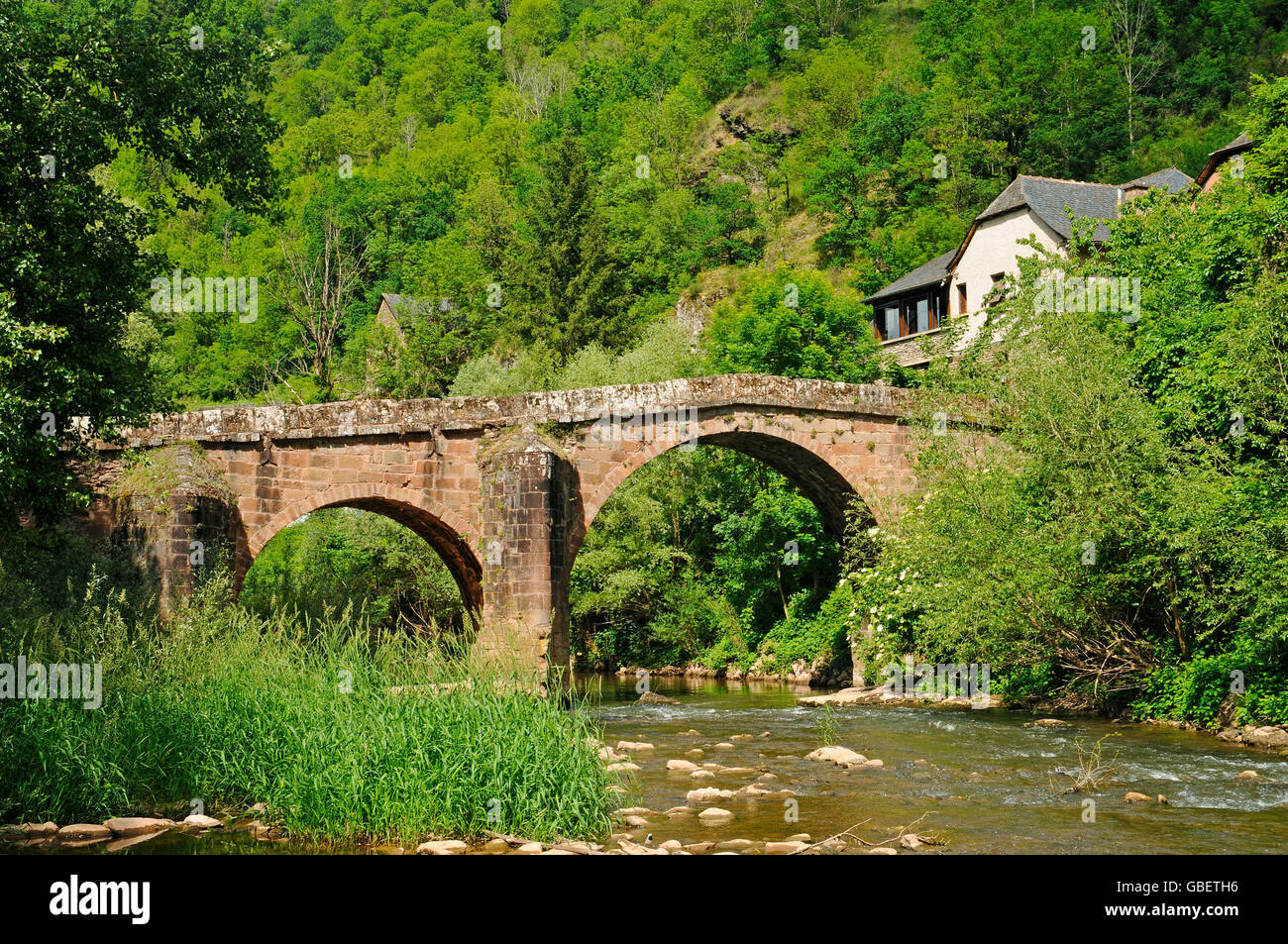 Pont Sur le Dourdou, Conques, Way of St. James, Departement Aveyron, Midi-Pyrénées, Frankreich / Pilger Brücke Stockfoto