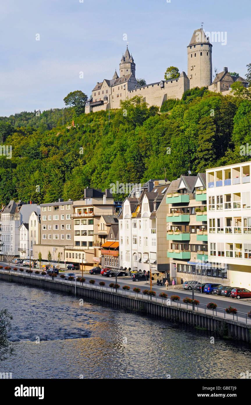 Lenne River, Schloss, Museum, Altena, Sauerland Region, North Rhine-Westphalia, Deutschland Stockfoto