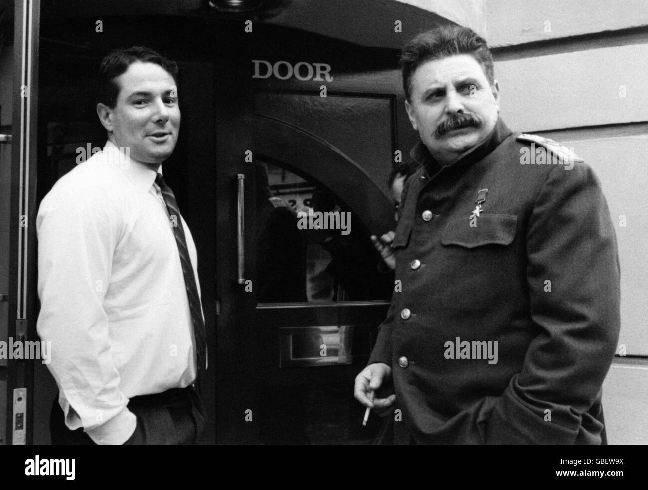 Liverpools ehemaliger stellvertretender ratsvorsitzender Derek Hatton, der letztes Jahr aus der Arbeiterpartei gestürzt wurde, macht eine Pause von den Dreharbeiten zu einem neuen großen Film mit dem Schauspieler Terence Rigby in seinem Joseph Stalin-Outfit in der Alhambra in Bradford. Stockfoto