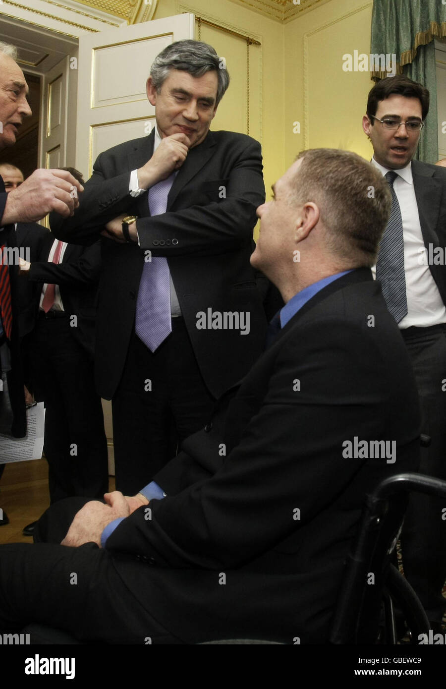 Premierminister Gordon Brown (Mitte links) spricht mit Chris Burns (unten Mitte rechts), der beim Rugby verletzt wurde, während eines Empfangs in der Downing Street 10 in London. Stockfoto