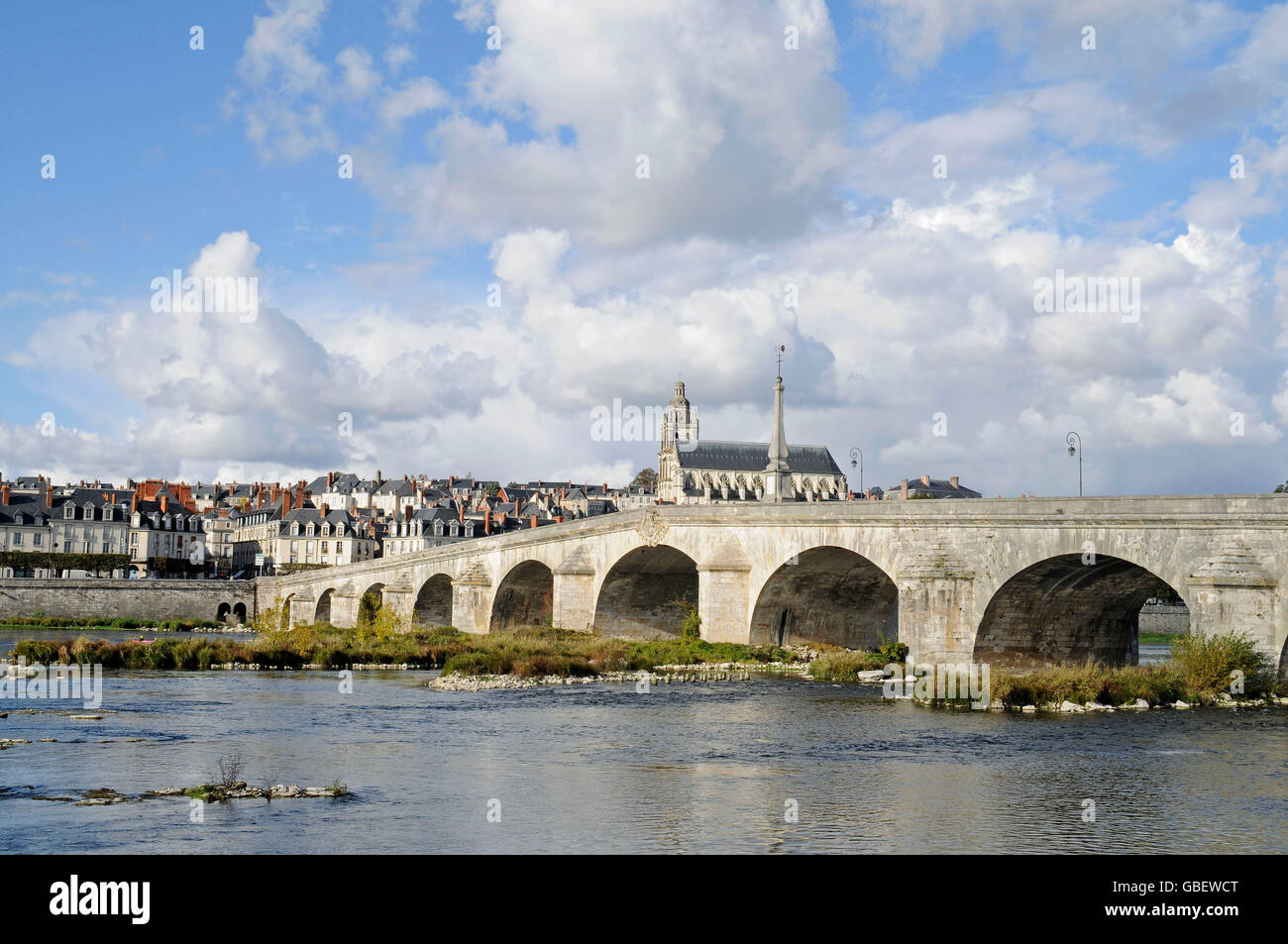 Loire-Brücke, Pont Jacques Gabriel Loire River, Blick auf Saint-Louis Kathedrale, Blois, Yonne, Loir-et-Cher, Centre, Frankreich Stockfoto