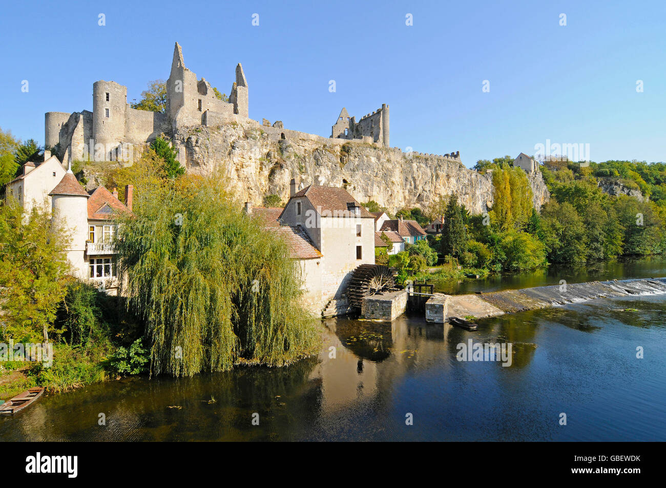 Burg, Wassermühle, Fluss Anglin, Angles Sur l'Anglin, Poitiers, Departement Vienne, Poitou-Charentes, Frankreich Stockfoto
