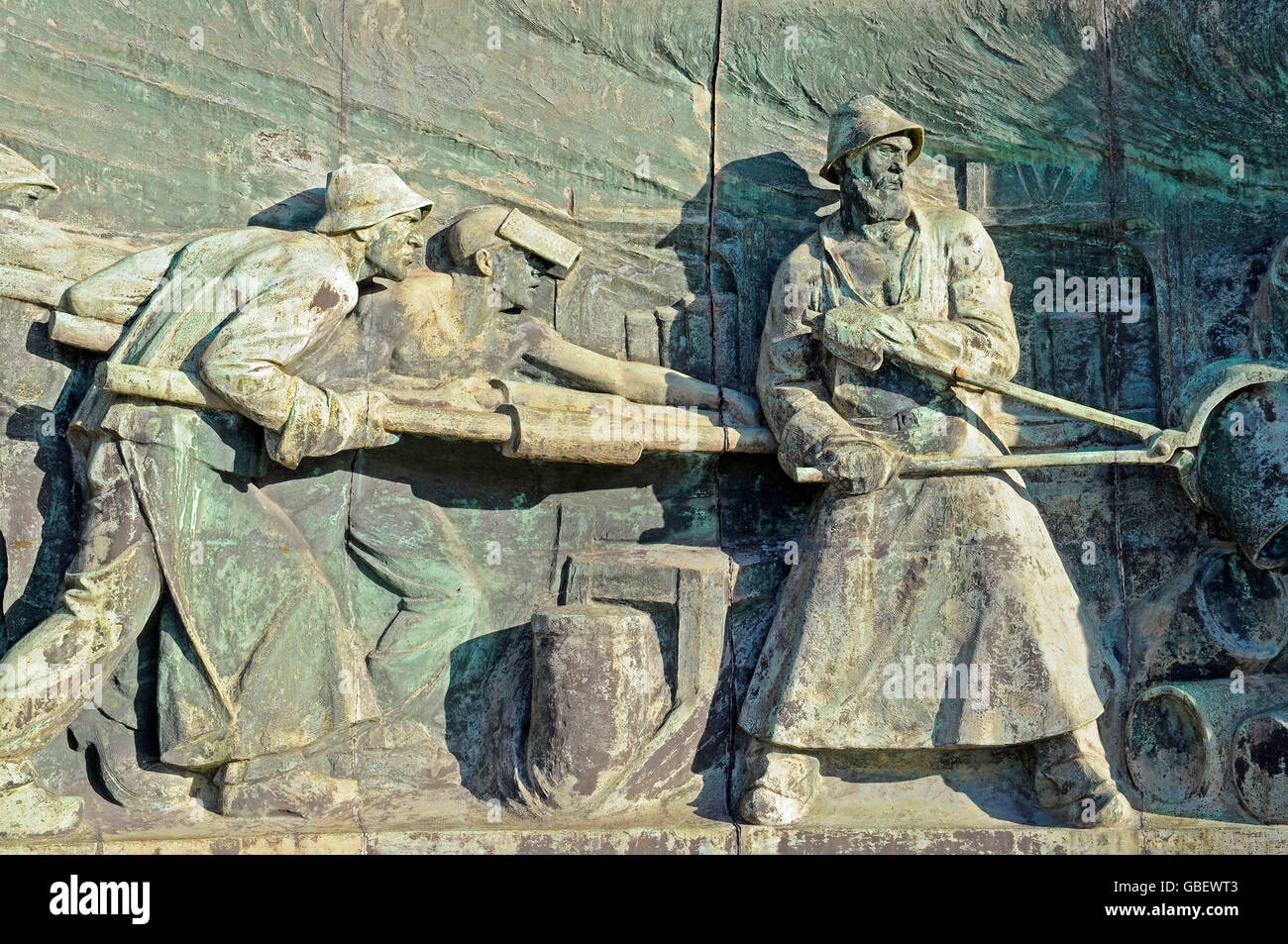 Gusseisen-Denkmal, monumentale Relief von Arthur Hoffmann, ThyssenKrupp, Hauptquartier, North Rhine-Westphalia, Essen, Germany / Arbeitnehmer in der Stahlproduktion, Thyssen Krupp, Krupp Stadt, Stahlindustrie Stockfoto