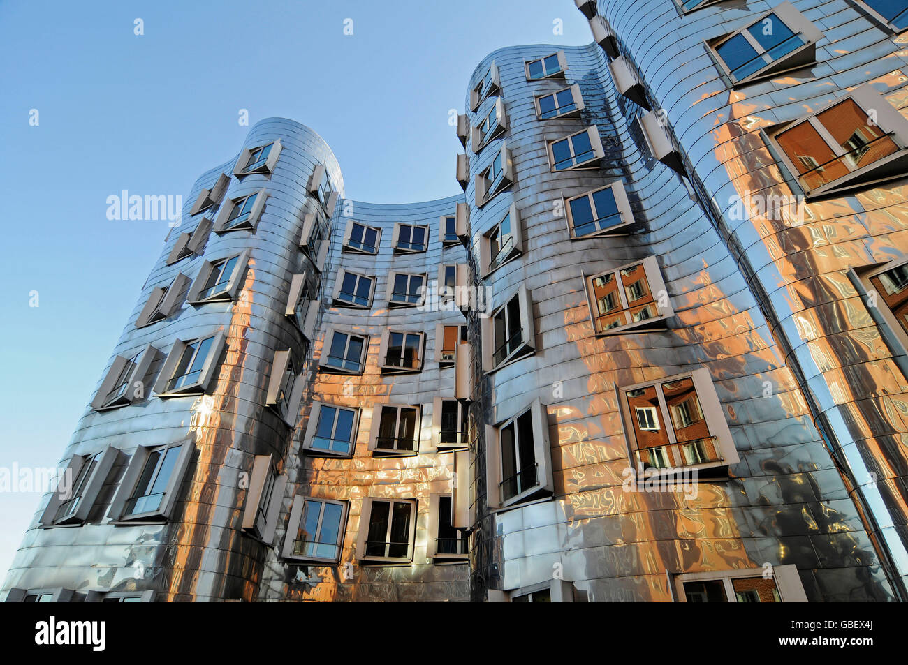 Gehry-Bauten, Architekt Gehry, Neuer Zollhof, Medienhafen Viertel, Düsseldorf, Nordrhein-Westfalen, Deutschland / Düsseldorf Stockfoto