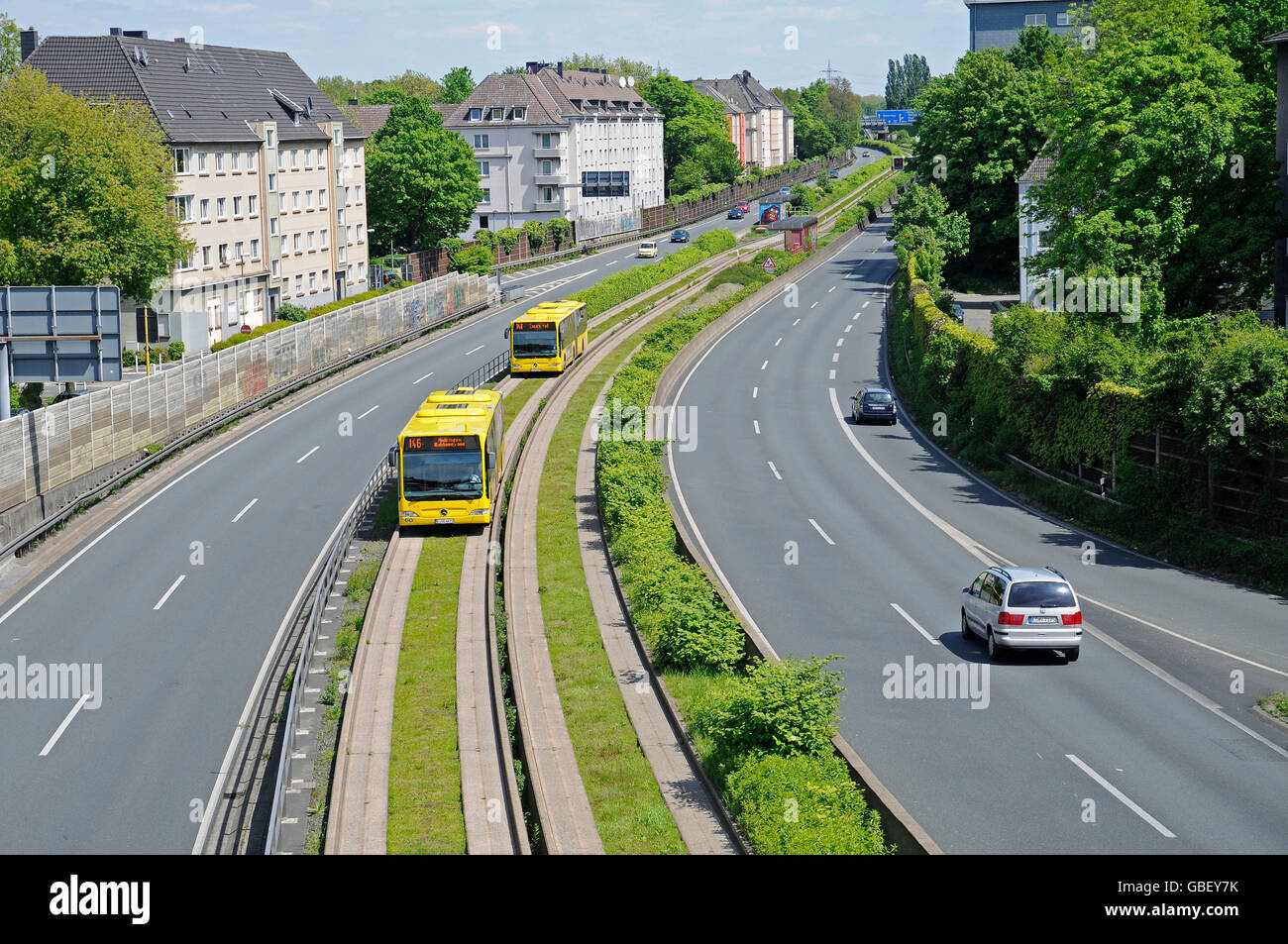 Autobahn A40, B1, Ruhr schnell Weg, Busspuren auf Mittelstreifen, Essen, Nordrhein-Westfalen, Deutschland Stockfoto