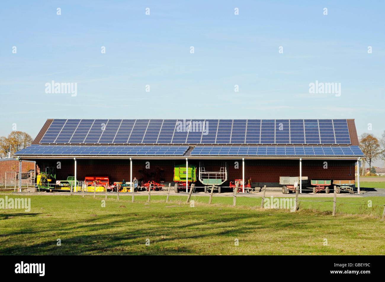 Photovoltaik-Kraftwerk, Bauernhof, Werne, Münsterland Region North Rhine-Westphalia, Germany / Münsterland, Solaranlage, Photovoltaik Stockfoto