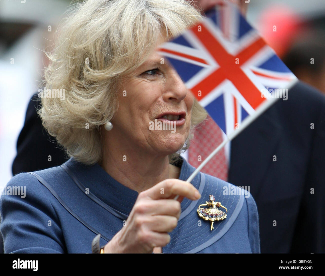Die Herzogin von Cornwall bei einem Besuch der Royal School, Hampstead, London, um Mitarbeiter und Schüler zu treffen, die an einem „Big Bone Walk“ teilnehmen, um Geld für die National Osteoporose Society zu sammeln. Stockfoto