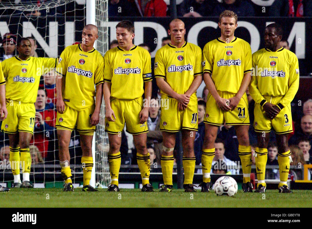 (L-R) Charlton Athletic's Shaun Bartlett, Paul Konchesky, Matt Holland, Claus Jensen, Jonatan Johansson und Chris Powell stehen in einer Verteidigungsmauer Stockfoto