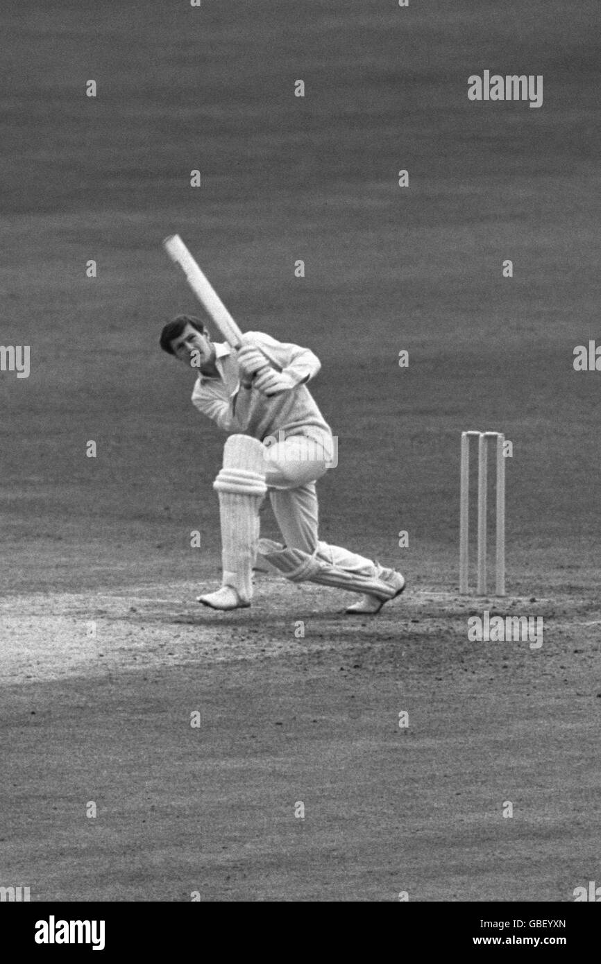 Cricket - County - Middlesex / Lancashire - Lord's - London - 1968. David Hughes (Lancashire), fährt einen Ball von Fred Titmus (Middlesex) für vier Personen. Stockfoto