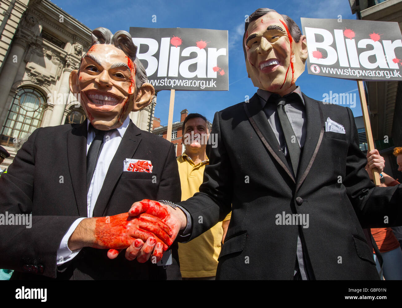 Demonstranten mit Tony Blair und George Bush Masken mit blutigen Händen, wie Sir John Chilcot die Ergebnisse seines Berichts liefert Stockfoto