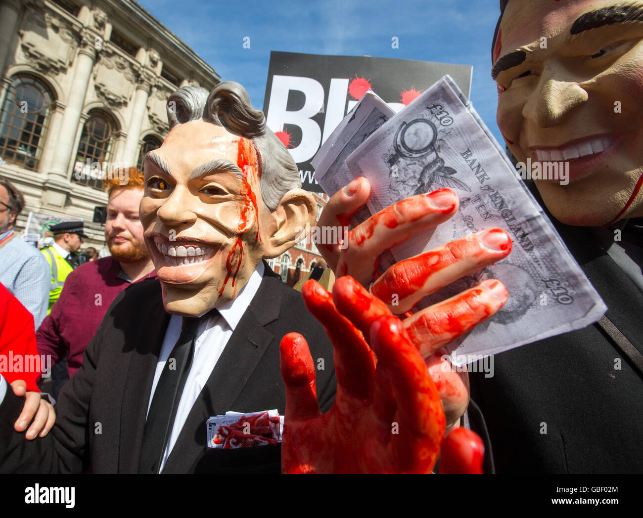 Demonstranten mit Tony Blair und George Bush Masken mit blutigen Händen, wie Sir John Chilcot die Ergebnisse seines Berichts liefert Stockfoto