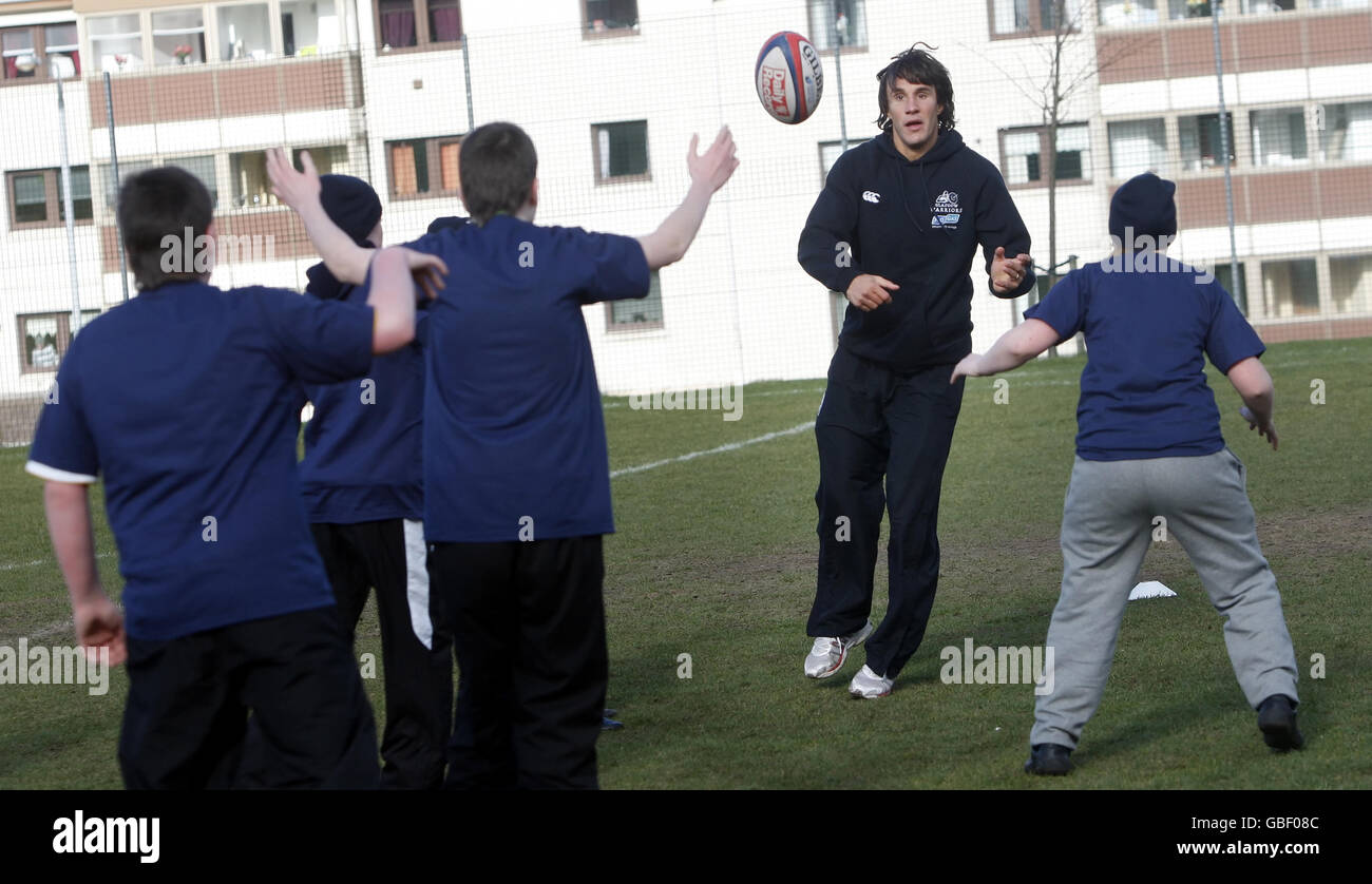 Glasgow Warriors Bernardo Stortoni während einer Trainingseinheit mit Schülern der St. Margaret Mary's Secondary School, Glasgow. Stockfoto