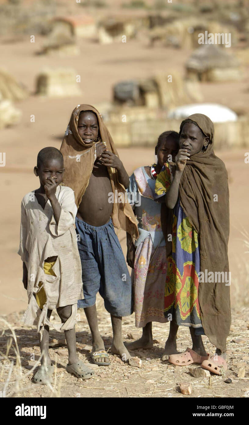 Kinder in Goz Beida IDP (Internally Displaced People Site), Tschad, das im Rahmen der laufenden EUFOR-Friedensmission unter dem Schutz irischer Truppen steht. Stockfoto