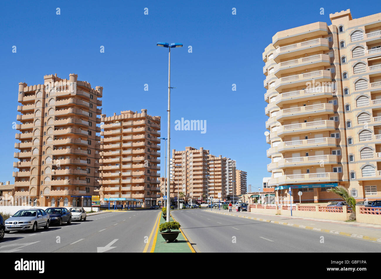 Hochhäuser, Straße, La Manga, Mar Menor, Murcia, Spanien, Europa Stockfoto