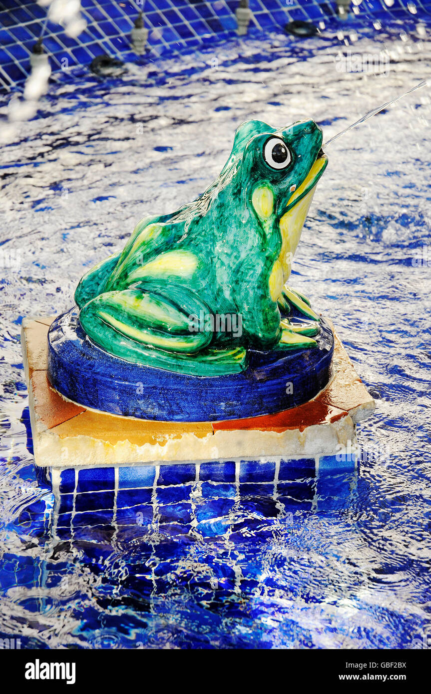 Frosch spritzenden Wasser, Brunnen Figur, Brunnen, Azulejos, Plaza de  España, Vejer De La Frontera, Provinz Cadiz, Costa De La Luz, Andalusien,  Spanien, Europa Stockfotografie - Alamy