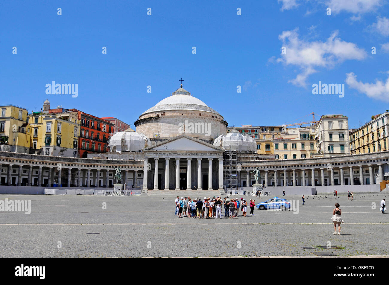 Reisegruppe, Policecar, San Francesco di Paola, Basilika, Kirche, Piazza del Plebiscito, quadratisch, Neapel, Kampanien, Italien Stockfoto