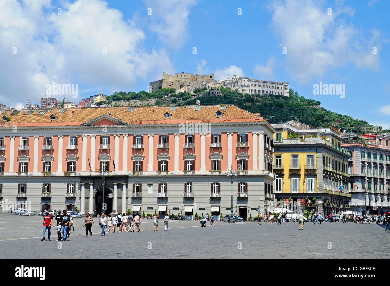 Piazza del Plebiscito, quadratisch, Castel Sant Elmo hinten, Schloss, Neapel, Kampanien, Italien Stockfoto