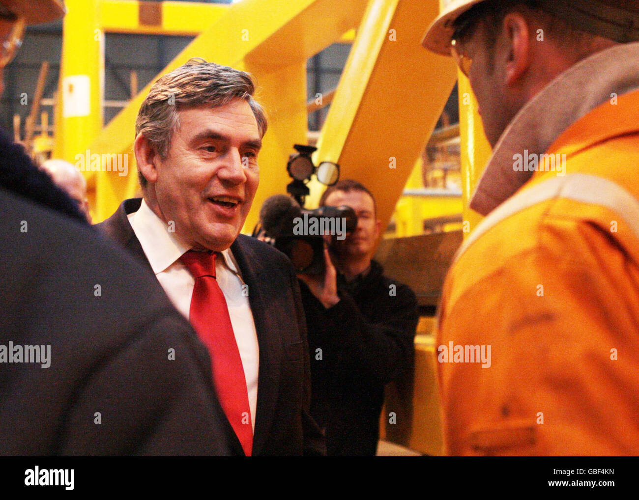 Premierminister Gordon Brown mit Arbeitern bei einem Besuch in Burntisland Fabrications Limited in Fife, einem Unternehmen, das beim Bau von Erdgasanlagen und Offshore-Windparks mitwirkt. Stockfoto