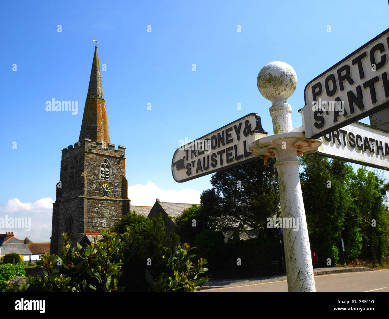 Ein altes Schild weist auf die Kirche von St. Gerent, Gerrans, Cornwall. Stockfoto