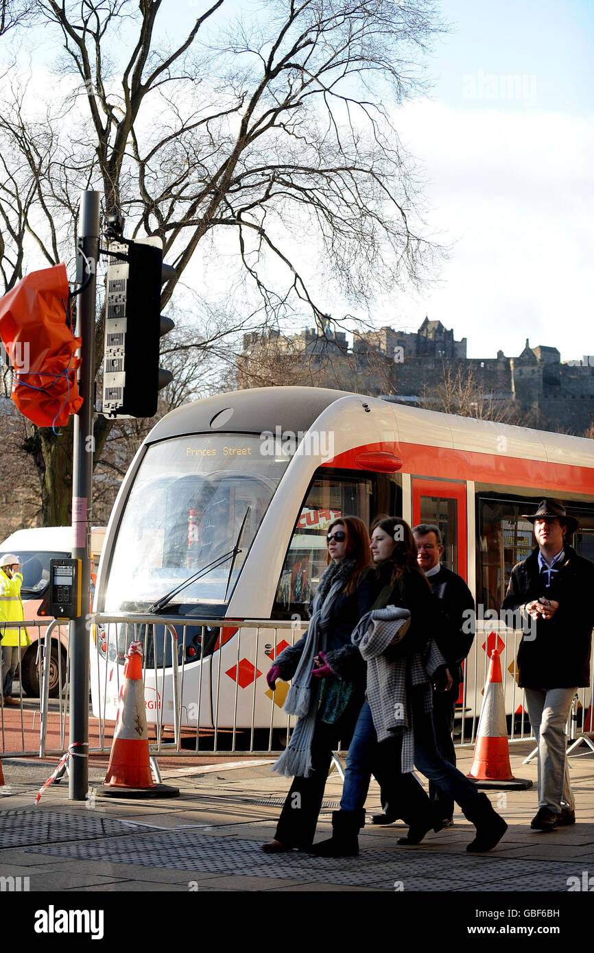 Ein Modell der Straßenbahnen von Edinburgh wurde vor Jenners in der Princes Street in Edinburgh ausgestellt, wo die Öffentlichkeit morgen einen Besuch abstatten kann, um ein Gefühl für das zukünftige Straßenbahnsystem im Stadtzentrum der Hauptstadt zu bekommen. Stockfoto