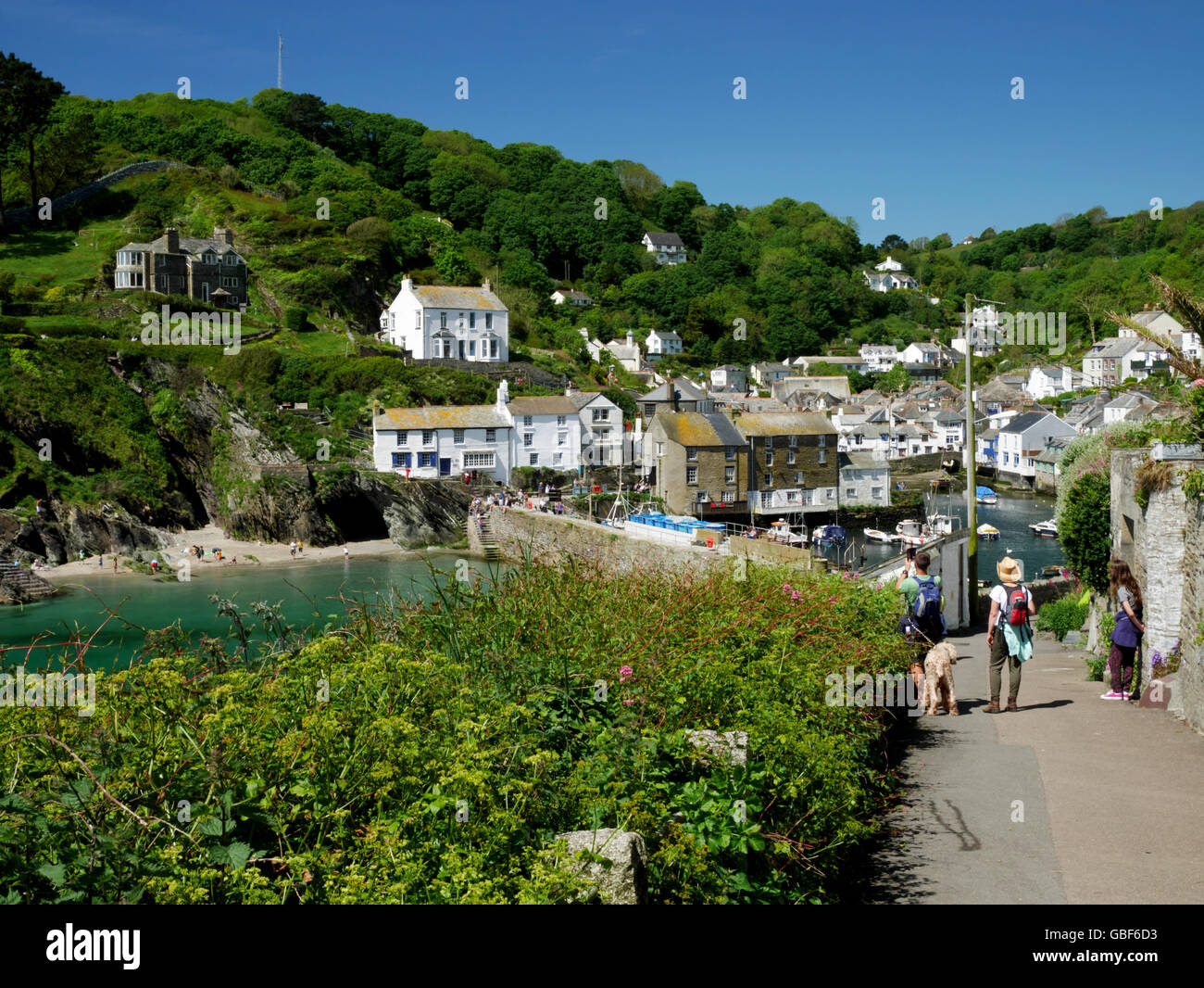 Dabei den Blick auf den Hafen von Polperro, Cornwall. Stockfoto