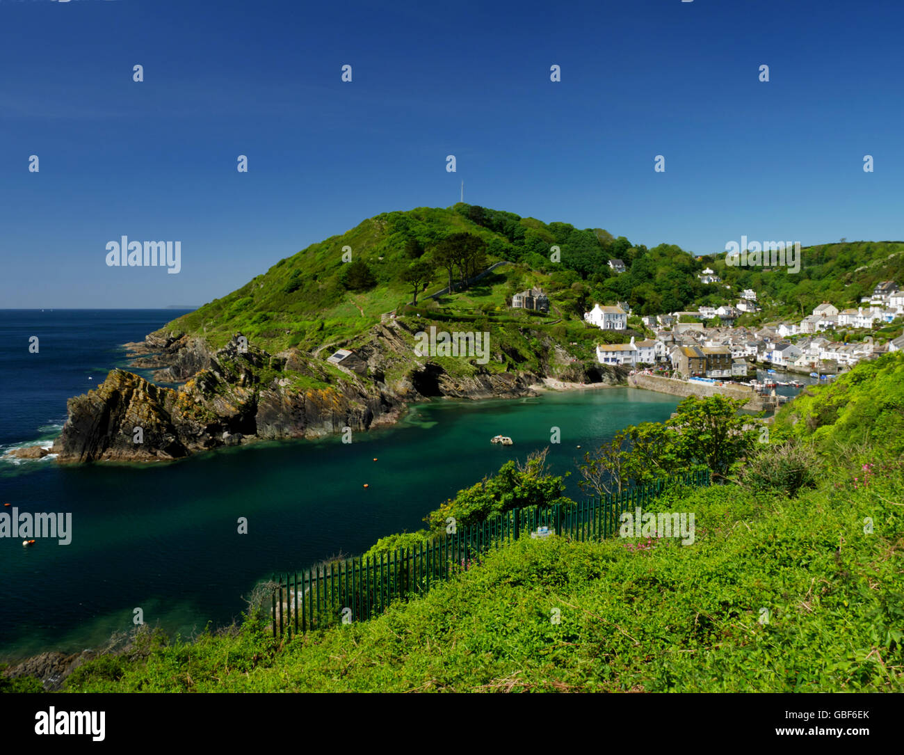 Das Dorf Polperro, in Cornwall, gesehen von der Felsenweg auf dem Ansatz von Looe. Stockfoto