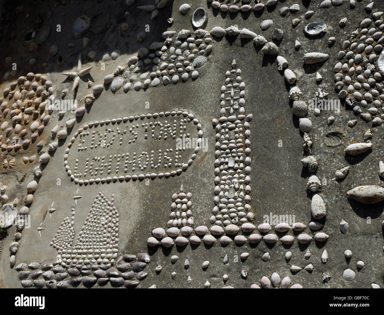 Detail vom Haus der Muscheln, Polperro, Cornwall, zeigt des Eddystone Leuchtturms. Stockfoto