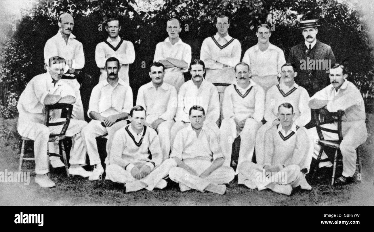 Das südafrikanische Team, das England bereiste: (Hintere Reihe, l-r) Dudley Nourse, Harry Smith, William Shalders, Maitland Hathorn, Aubrey Faulkner, Manager G Allsop; (mittlere Reihe, l-r) Jimmy Sinclair, Reggie Schwarz, Rev. Cyril Robinson, Percy Sherwell, Louis Tancred, Bert Vogler, Johannes Kotze; (Vordere Reihe, l-r) Tipp Snooke, Gordon White, Stanley Snooke Stockfoto