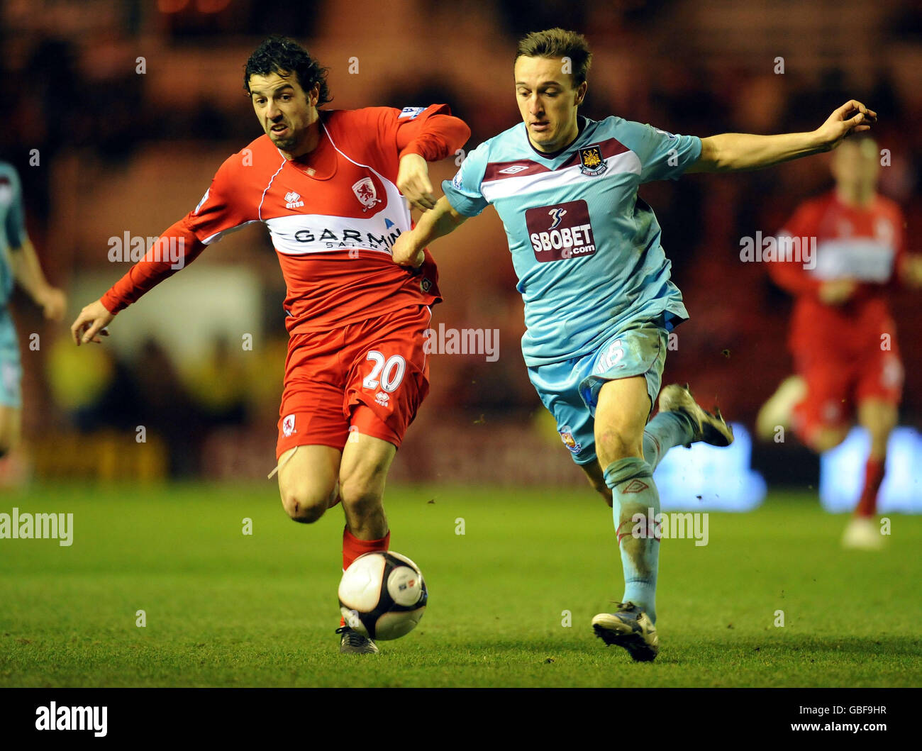 Julio Arca von Middlesbrough (links) im Einsatz mit Mark Noble von West Ham während des FA Cup Fifth Round Replays im Riverside Stadium, Middlesbrough. Stockfoto