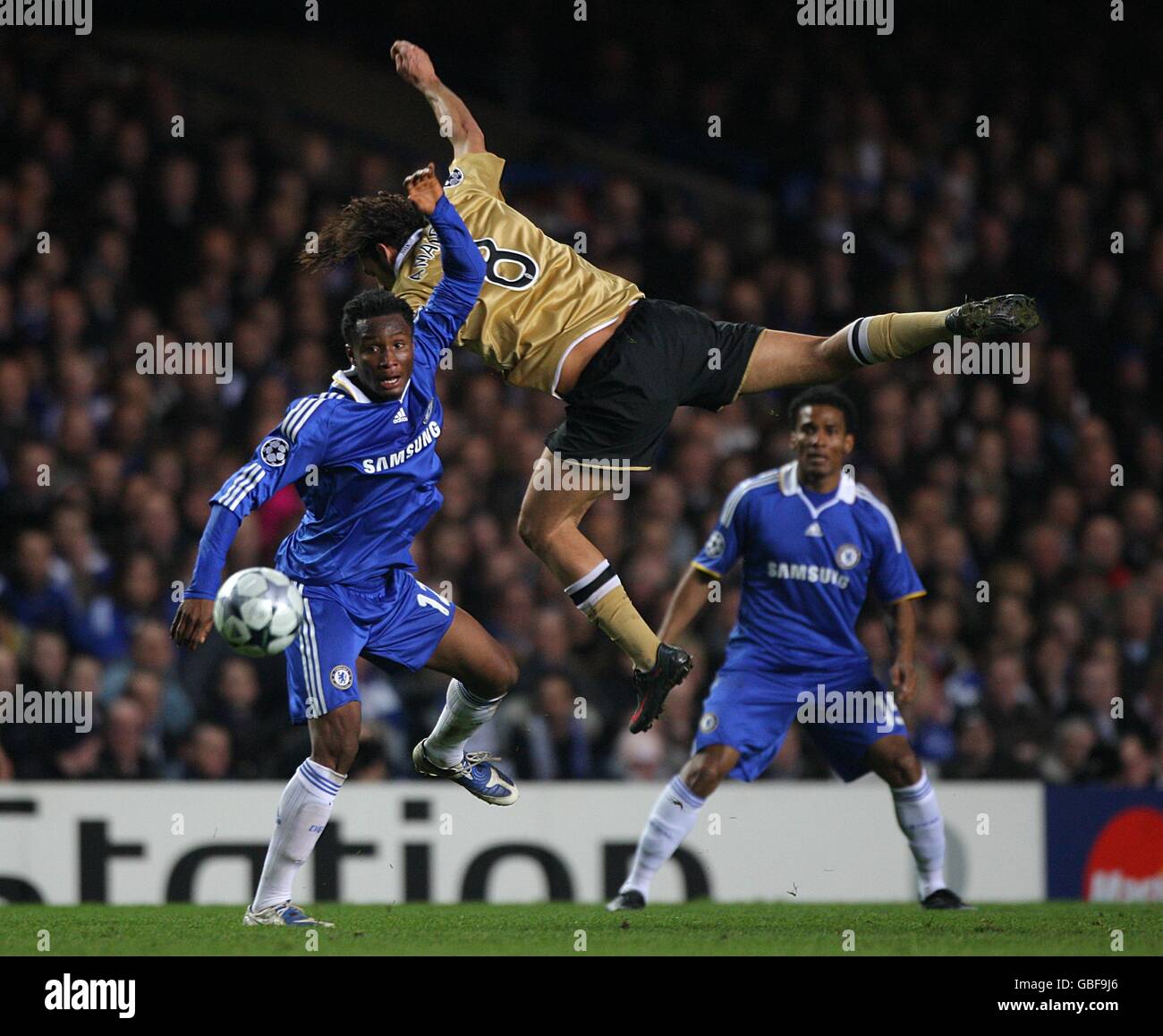 Fußball - UEFA Champions League - erste Ausscheidungsrunde - erste Etappe - Chelsea gegen Juventus - Stamford Bridge. Juventus' Carvalho de Oliveira Amauri und Chelsea's Mikel kämpfen um den Ball Stockfoto