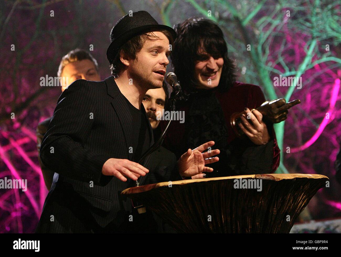 The Mighty Boosh erhält den Best Television Award auf der Bühne bei den Shockwaves NME Awards 2009 der Academy 02, Brixton, London Stockfoto