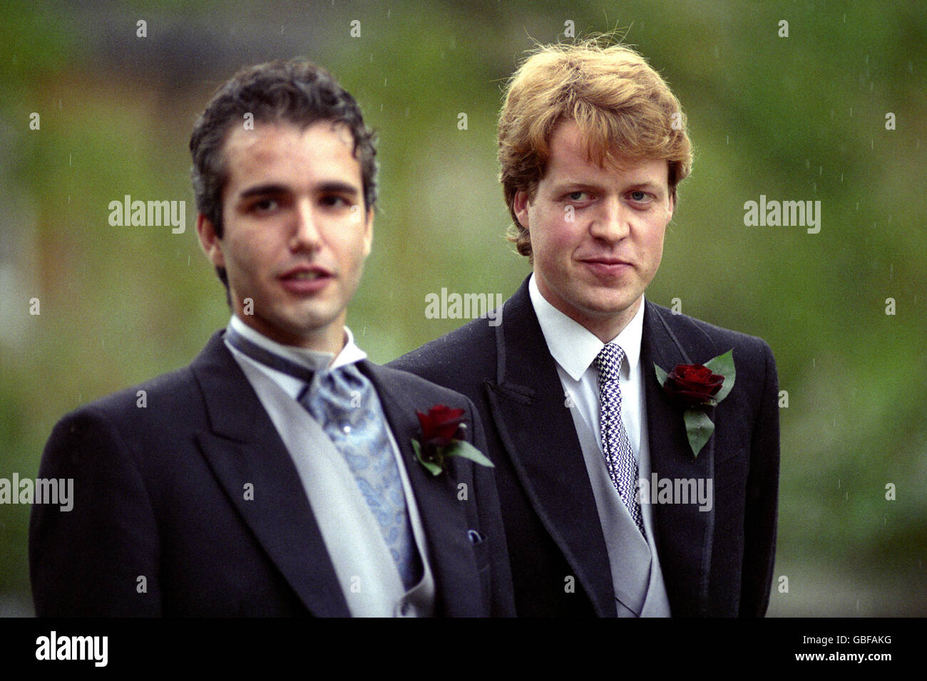 Viscount Althorp (r) wartet darauf, dass seine Braut, Victoria Lockwood, in der St. Mary the Virgin Church in Great Brington, Northamptonshire, mit dem besten Mann Darius Guppy ist Stockfoto