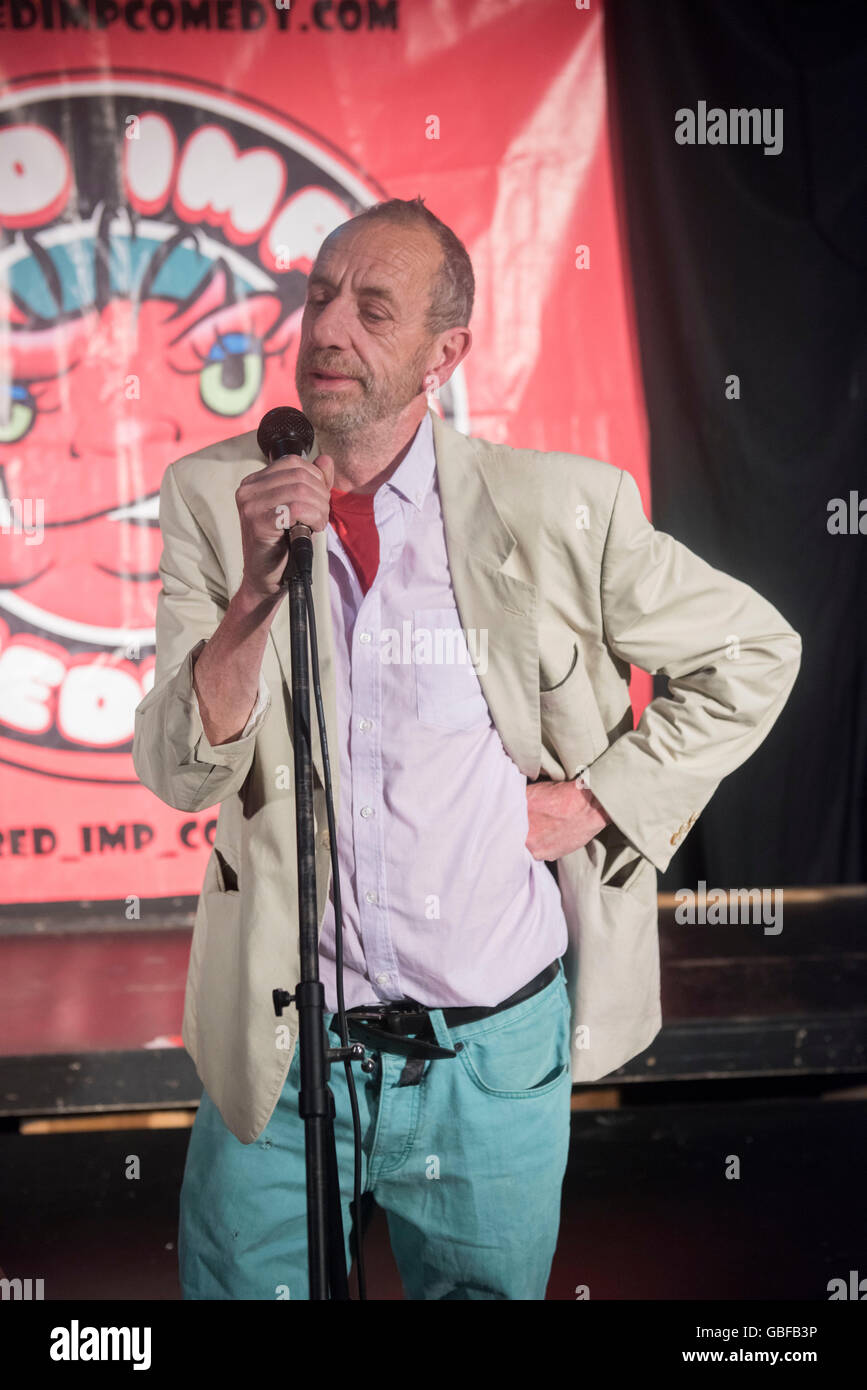 Britische Komödie Legende Arthur Smith. Abgebildete @ The Rose und Krone Pub Walthamstow Teil des roten Imp Comedy Festival 2016. Stockfoto