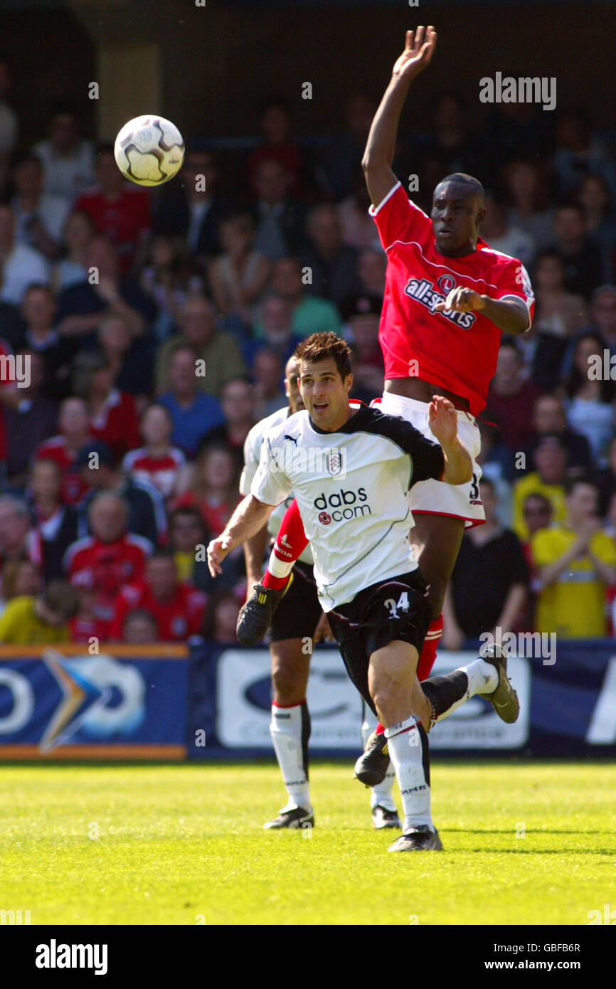 Fulham's Steed Malbranque (l) und Charlton Athletic's Carlton Cole (r) Kämpfe um den Ball in der Luft Stockfoto