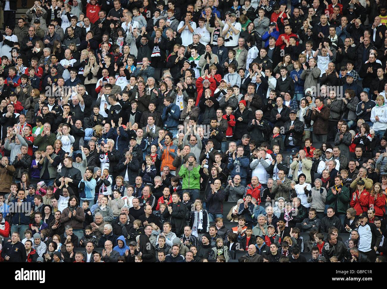 Fußball - Coca-Cola Football League One - Milton Keynes Dons / Leicester City - Stadion:mk. Fans beobachten das Geschehen von der Tribüne aus Stockfoto