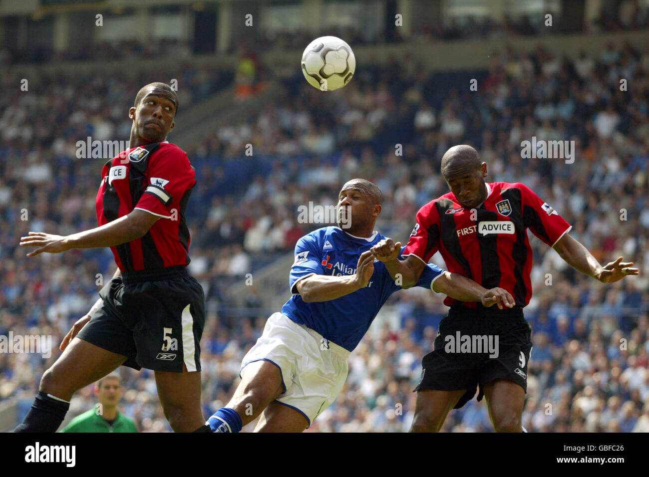 Fußball - FA Barclaycard Premiership - Leicester City / Manchester City. Sylvain Distin (l) von Manchester City, Paulo Wanchope (r) und Les Ferdinand von Leicester City (c) springen für den Kopfball Stockfoto