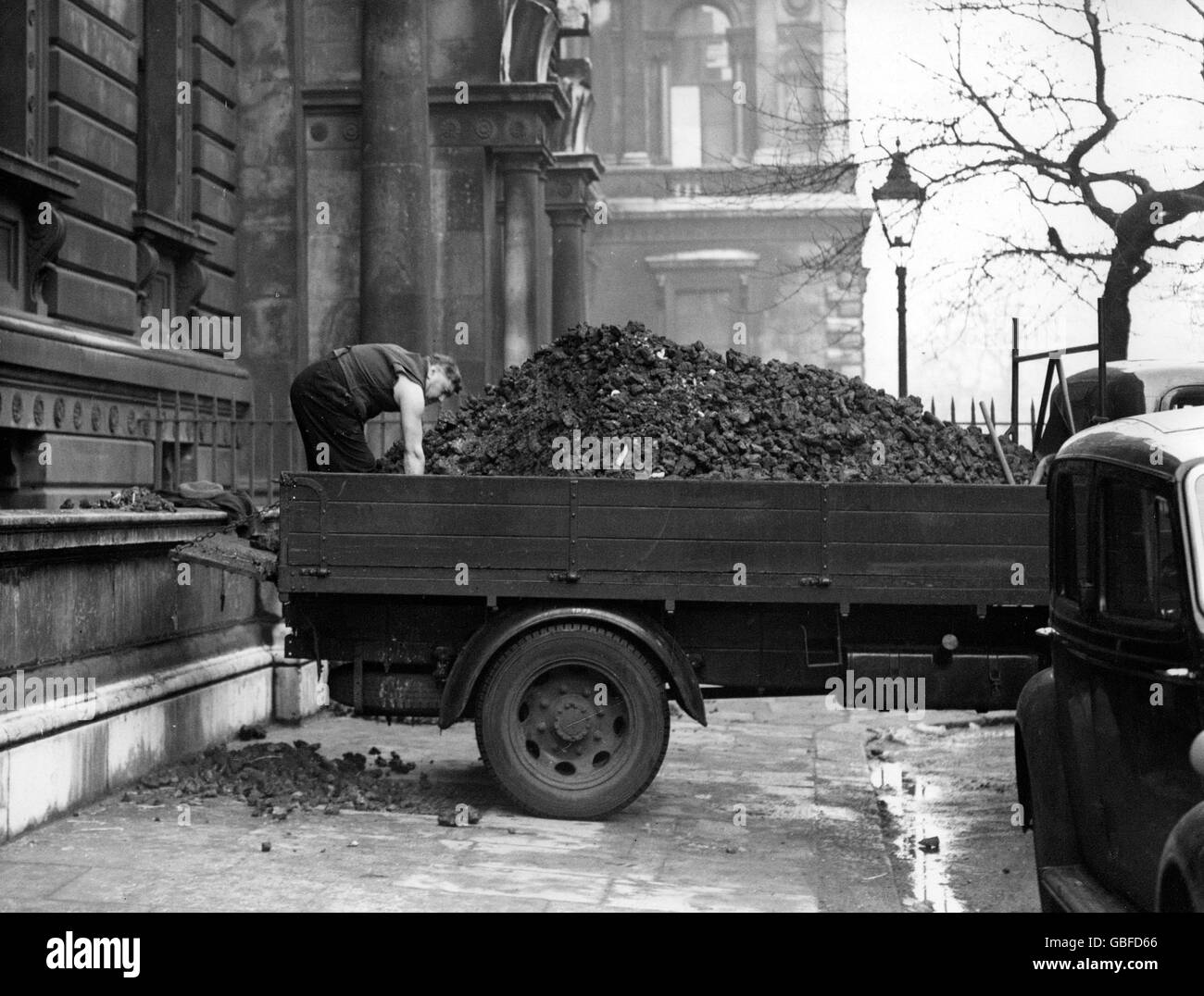 Ein Londoner Kohlehändler, der Kohle an das Auswärtige Amt in der Downing Street liefert. Stockfoto