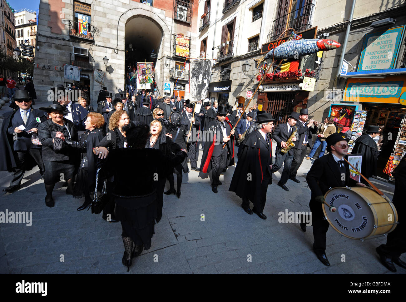 Gesamtansicht der Beerdigung der Sardinenparade (El Entierro de la Sardina) in Madrid, Spanien Stockfoto