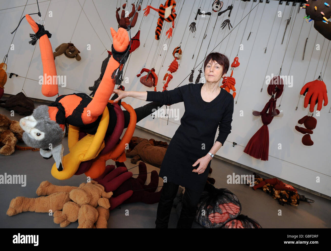 Die französische Künstlerin Annette Messager mit einer ihrer fantastischen Installationen artikuliert-disartikuliert 2001-2002. Am 4. März wird die Ausstellung "Messengers" in der Hayward Gallery in London eröffnet. Stockfoto