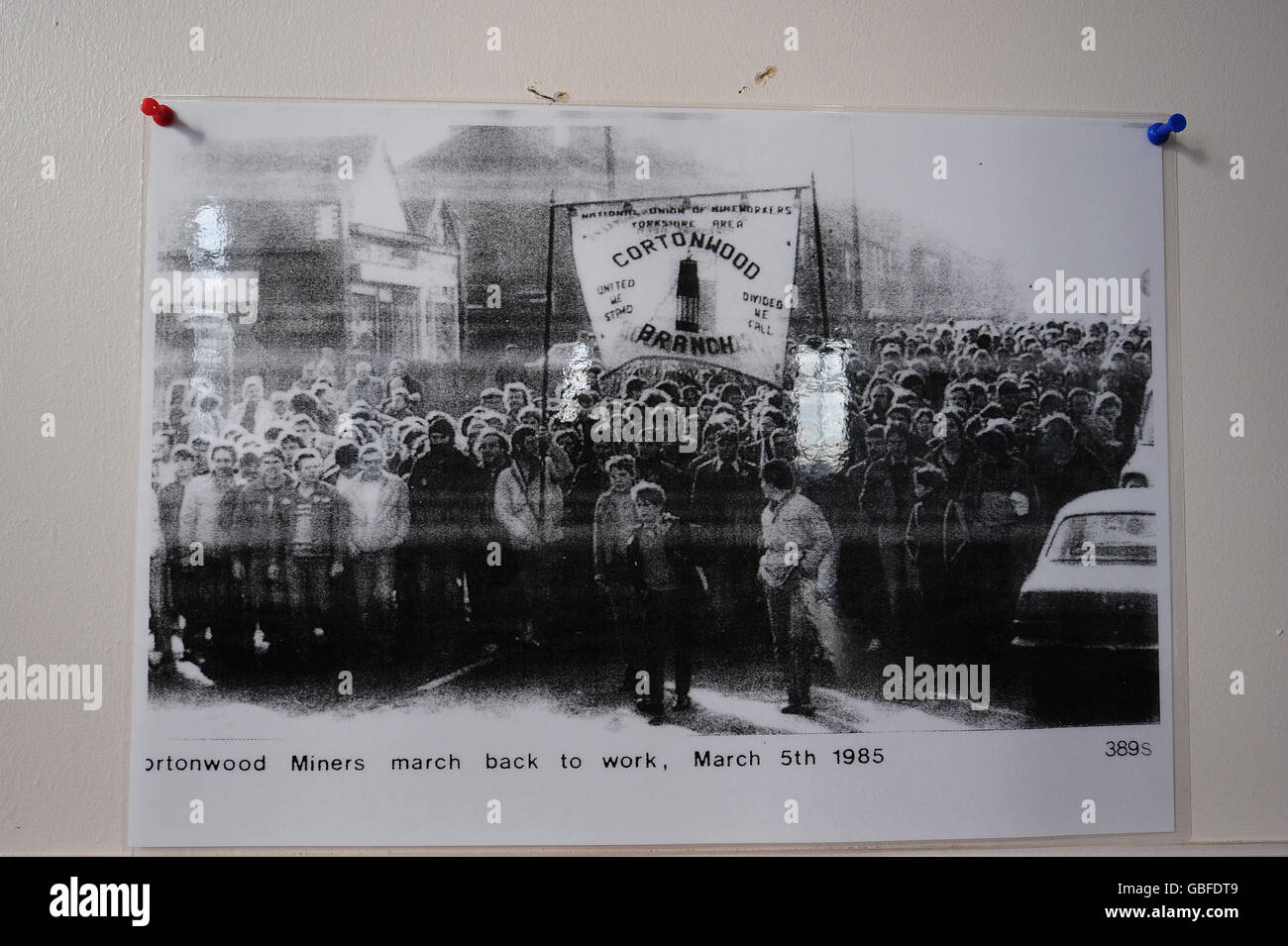 Ein Foto, das auf die Mauer des Miners Welfare Club fixiert wurde, stammt aus dem Jahr 1985, als die Bergleute zurückmarschierten, um mit dem NUM Branch Banner zu arbeiten, das sie während des Bergarbeiterstreiks trugen. Die drohende Schließung von Cortonwood löste den einjährigen Bergarbeiterstreik aus, der in diesem Monat seinen 25. Jahrestag feiert. Stockfoto