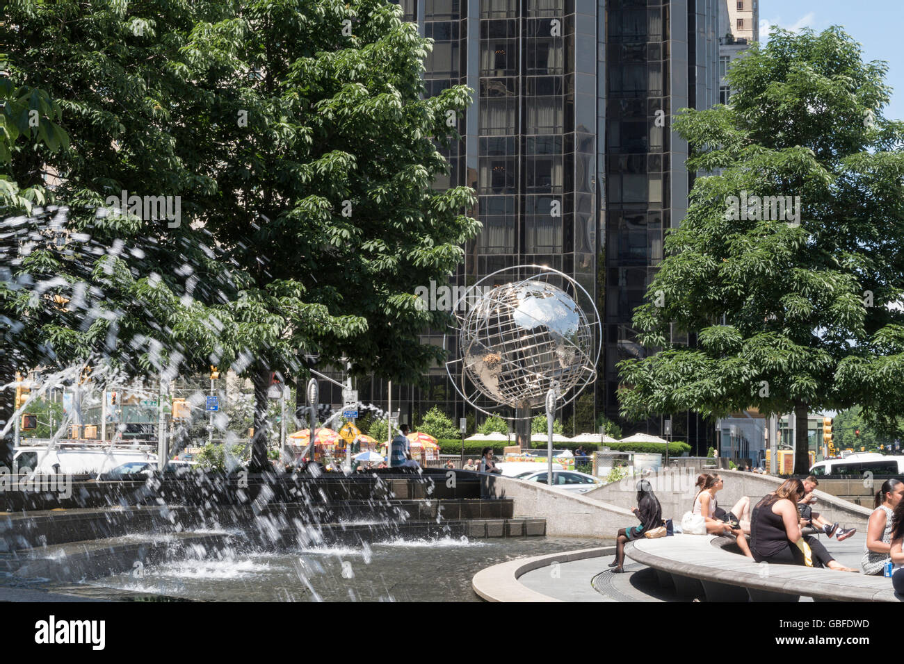 Columbus Circle Brunnen und Globus, NYC Stockfotografie - Alamy
