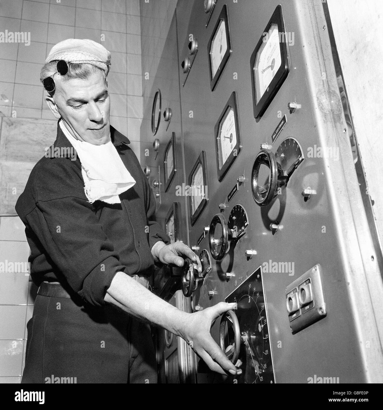 Herr W Harris, erster Melter in der Elektroschmelzwerkstatt im Stahlwerk Stocksbridge, betreibt vor dem Einschalten der Stromversorgung den Spannungsregler, um im 85-Tonnen-Lichtbogenofen zu schmelzen. Stockfoto