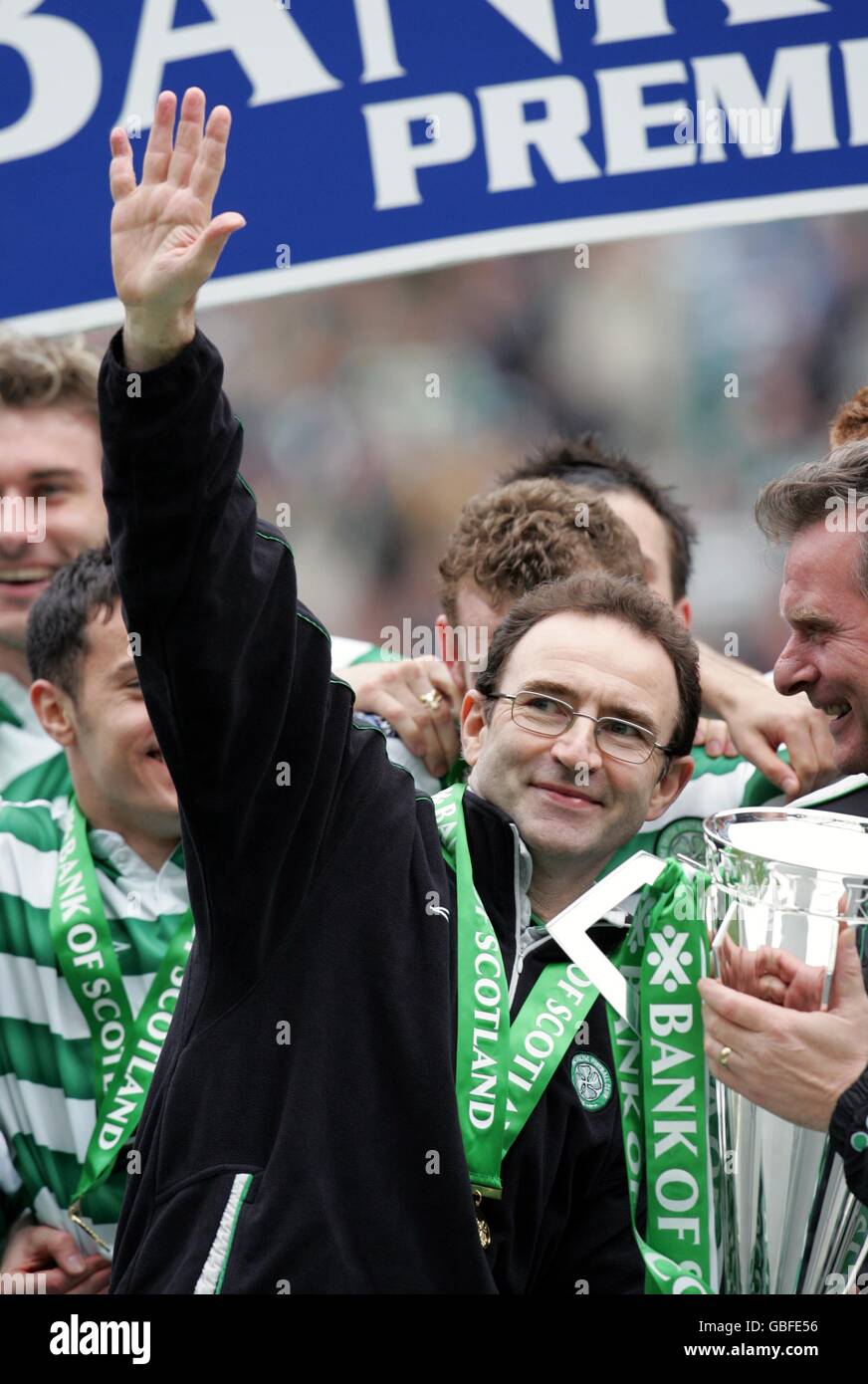 Celtic-Manager Martin O'Neill feiert mit der Bank of Scotland Trophäe der Premier Division Stockfoto