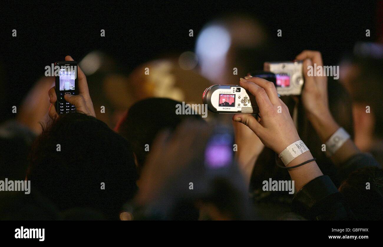 Michael Jackson Fans machen Fotos, während der Sänger im Juli in der O2 Arena in der O2 Arena in der O2 Arena in Greenwich, London, Pläne für seine letzten Auftritte in London ankündigt. Stockfoto