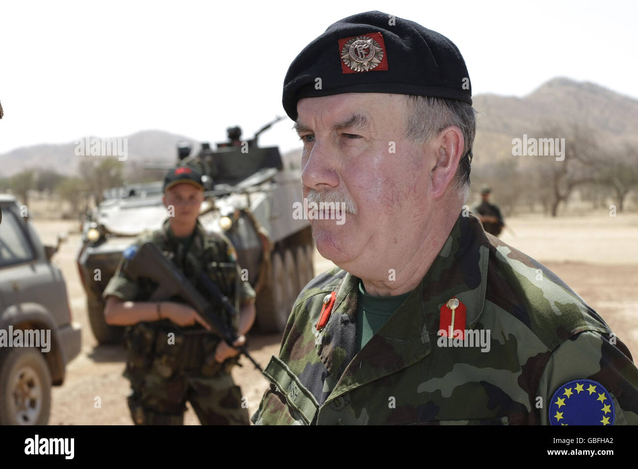 EUFOR-Generalleutnant Pat Nash kommt im Lager Ciara in der Region Goz Beida im Tschad an, wo sie eine Friedensmission der EUFOR durchführen. Stockfoto