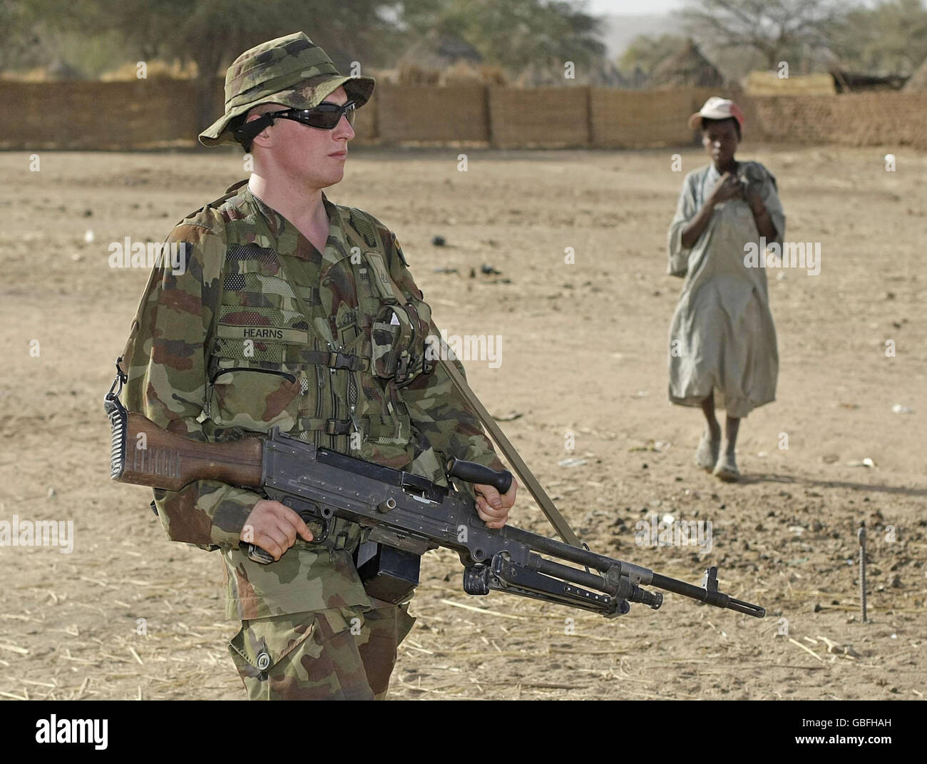 Ein irischer Soldat patrouilliert im Dorf Herfi in der Region Goz Beida im Tschad, wo er eine Friedensmission der EUFOR durchführt. Stockfoto